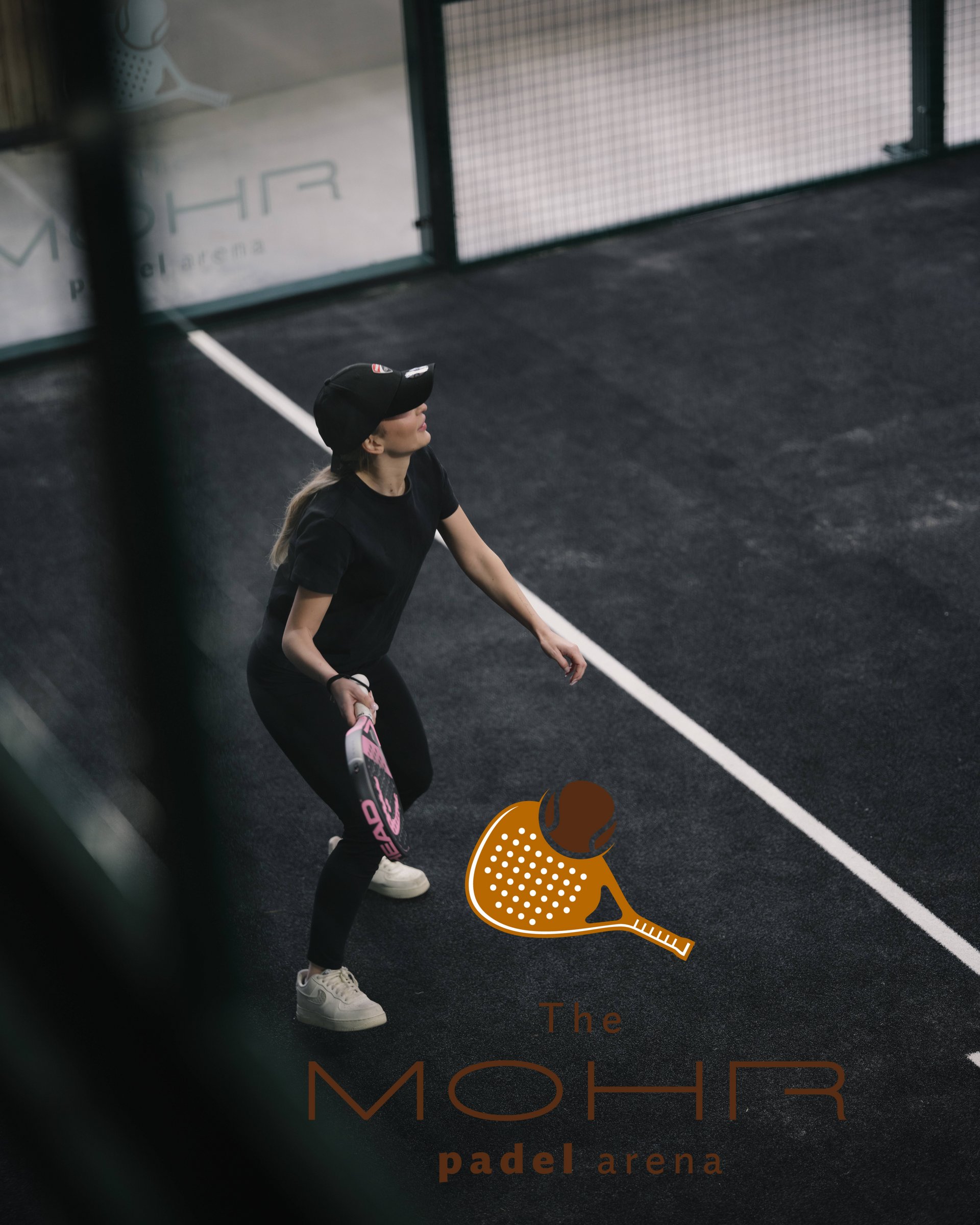 Frau spielt Padel auf dem Platz der MOHR Padel Arena