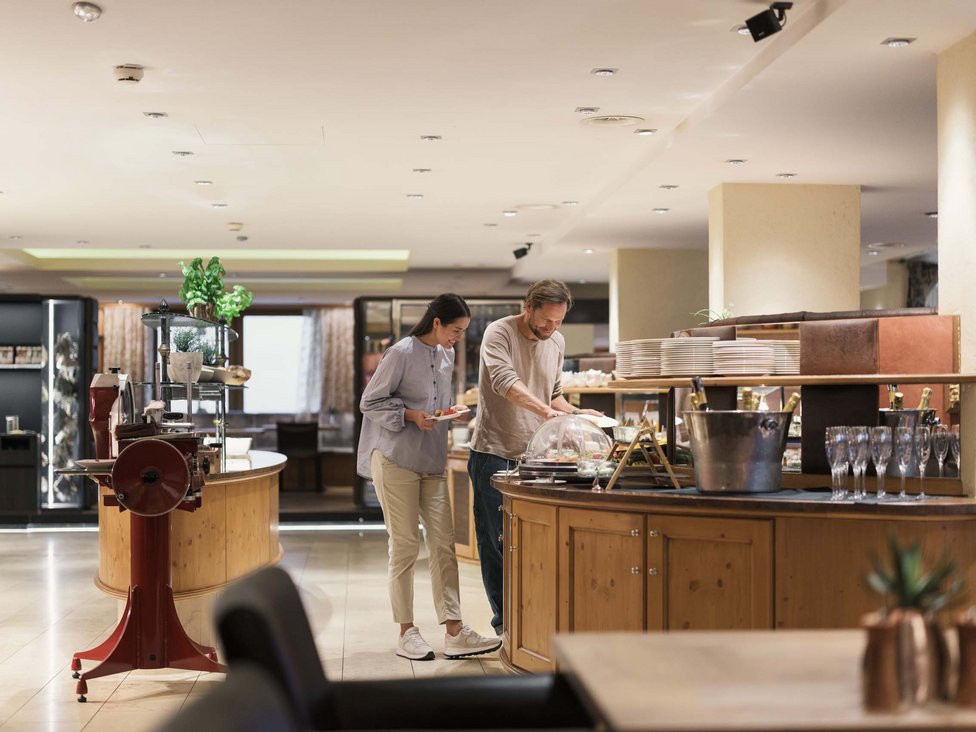 Ein Paar nimmt Essen an einem Buffet in einem Restaurant