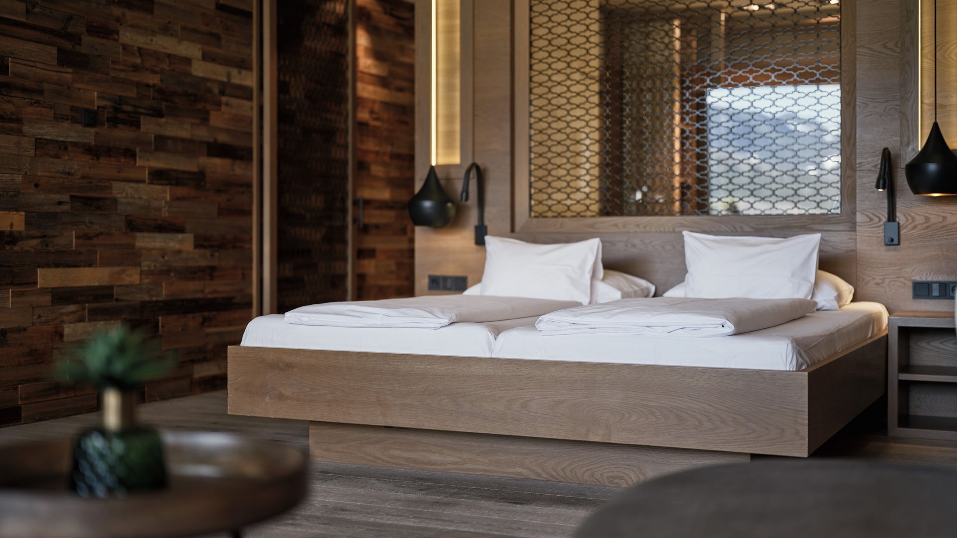 Modernes Schlafzimmer mit Doppelbett und Holzakzenten