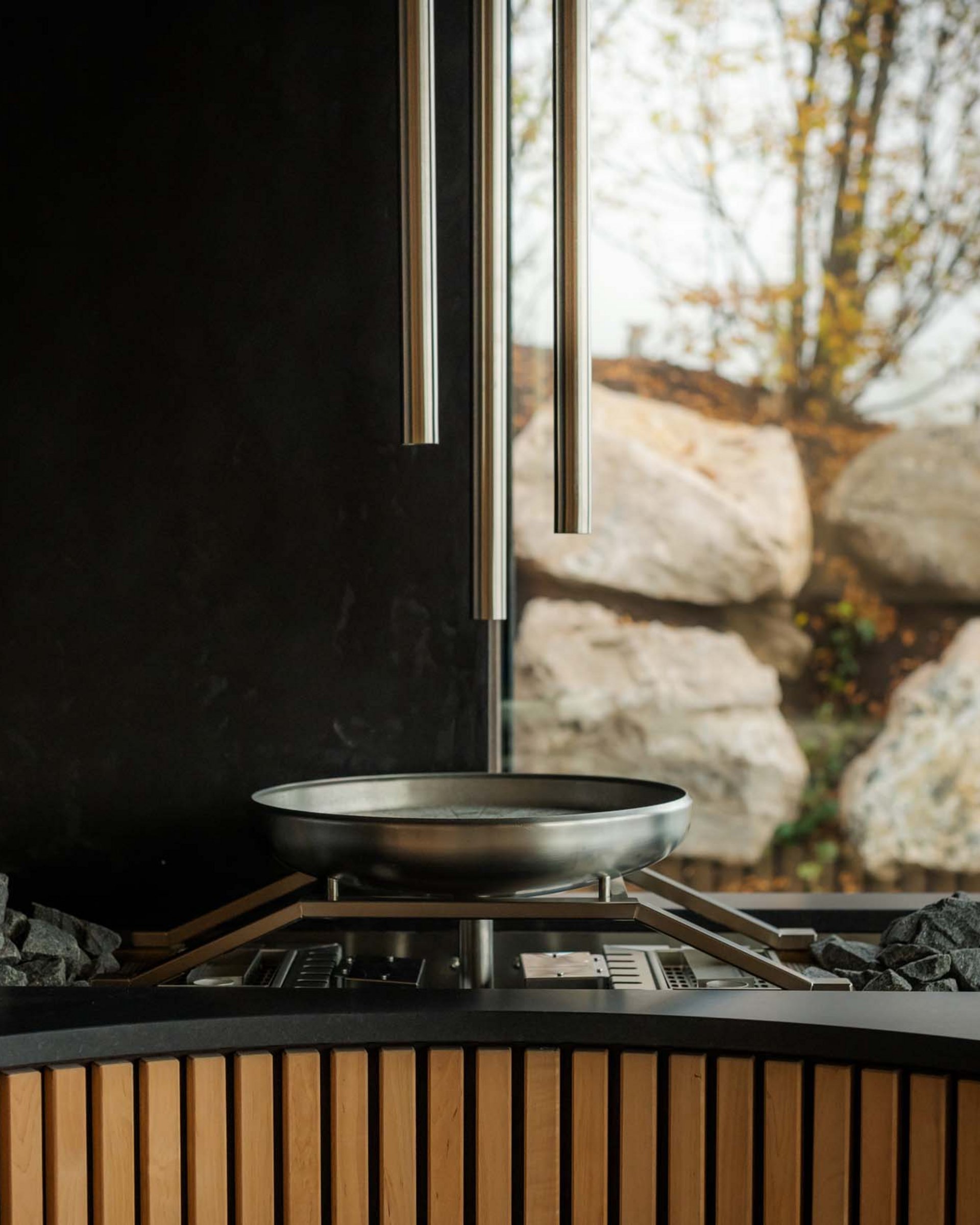 Wellness und Luxus: Ihr Hotel in Tirol moderner holzofen mit sichtfenster und außenlandschaft im hintergrund