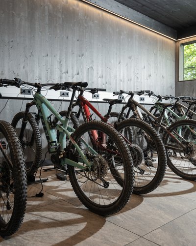 E-Mountainbikes in einer modernen Garage mit großen Fenster und Holzwänden