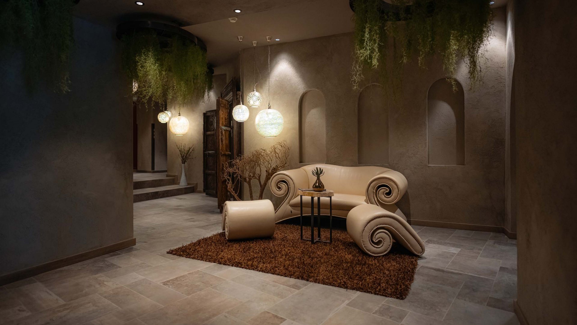 Elegantes Wohnzimmer mit einzigartigem Sofa, Teppich und hängenden Pflanzen