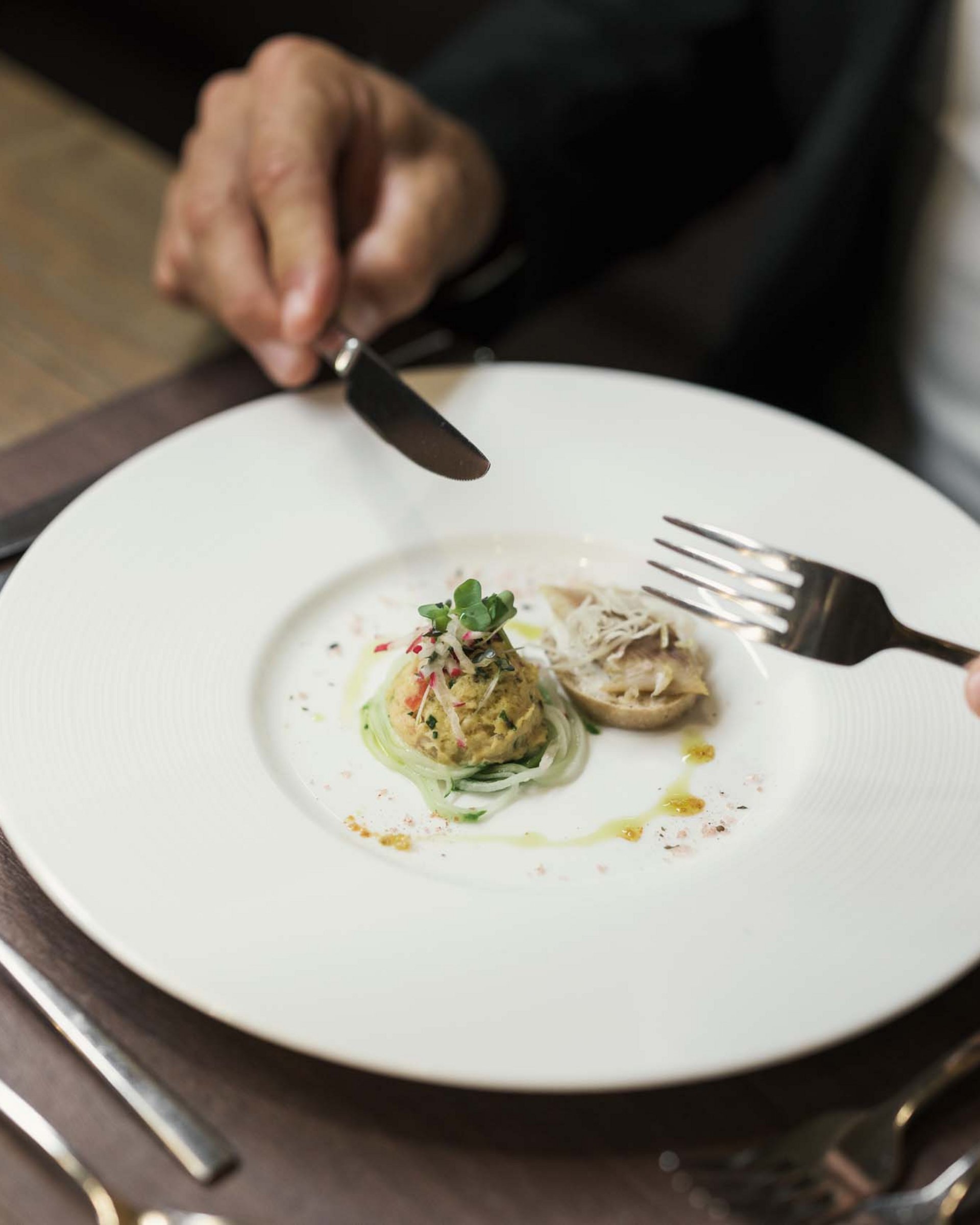 Wellness und Luxus: Ihr Hotel in Tirol Fein angerichtete Vorspeise auf weißem Teller in gehobenem Restaurant