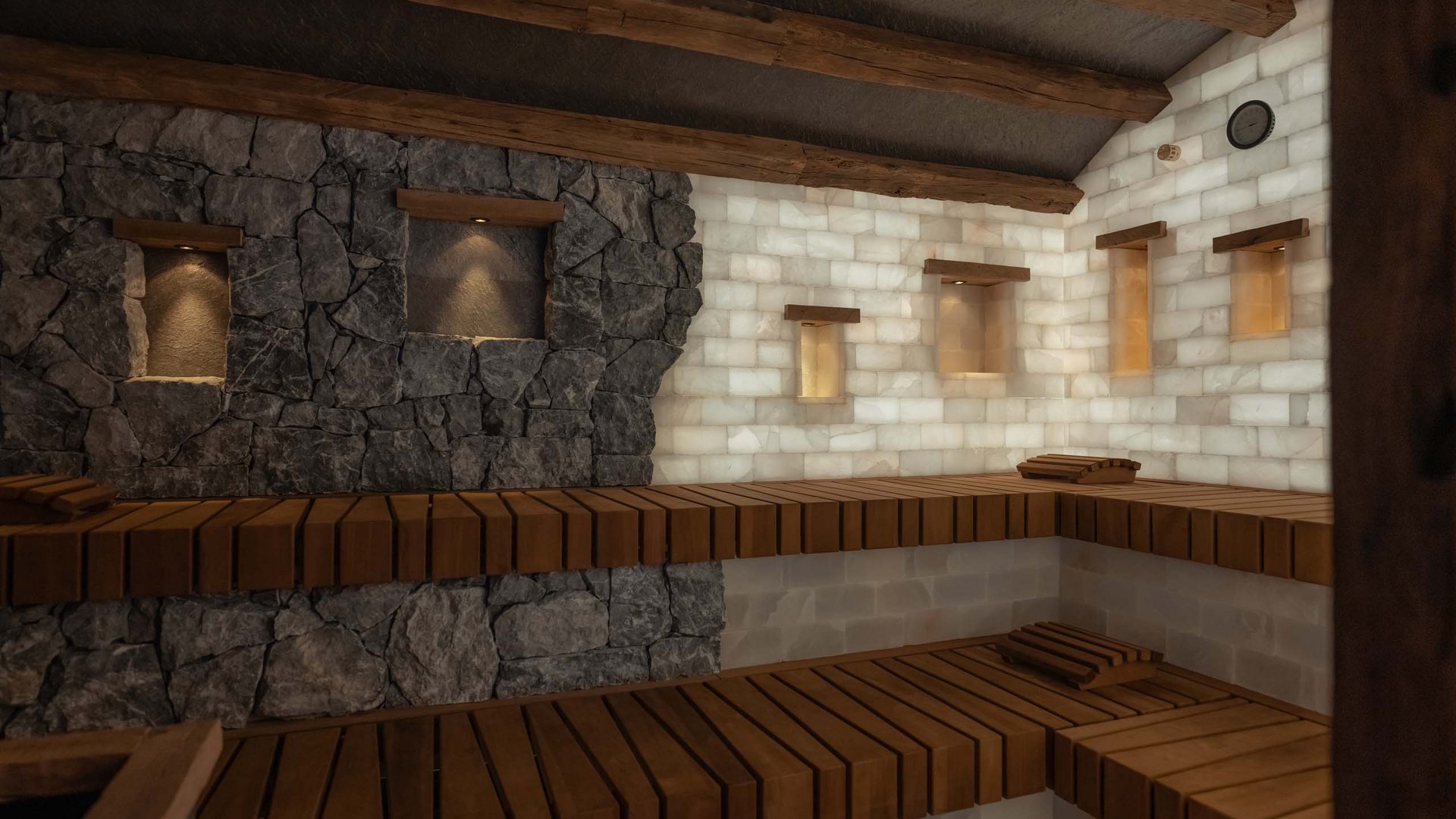 Innenraum einer Sauna mit Holzbänken und beleuchteten Steinwänden
