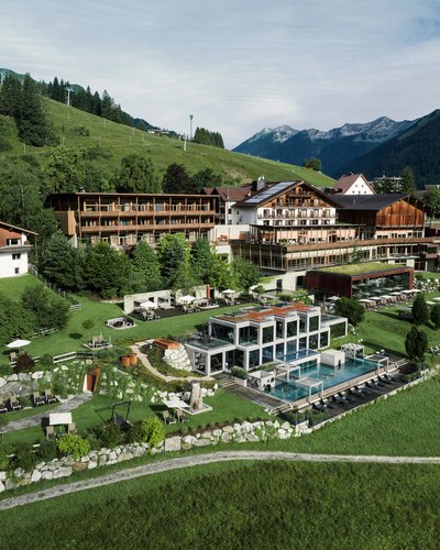 Hotelanlage mit Pool in grüner Berglandschaft