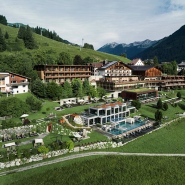 Hotelanlage mit Pool in grüner Berglandschaft