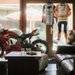 Sportmotorrad in Wohnzimmer mit Kaffee und Croissant auf Tisch