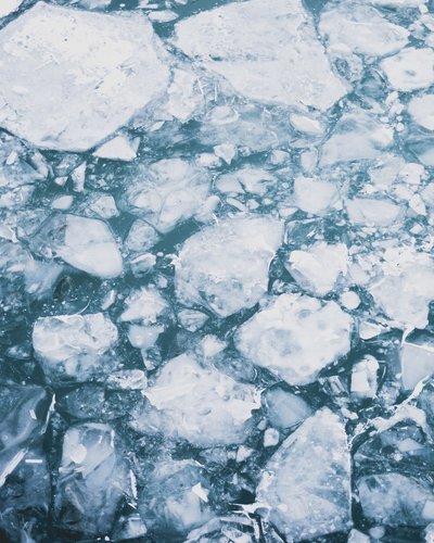 Wellness und Luxus: Ihr Hotel in Tirol Zerbrochenes Eis auf Wasseroberfläche im Winter