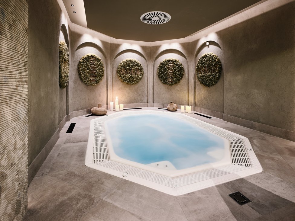 Moderner Spa-Bereich mit achteckigem Whirlpool und dekorativen Wandpflanzen