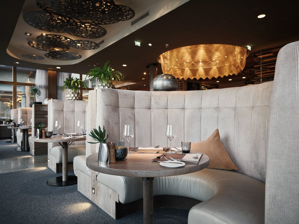 Gemütliche runde Sitzgruppe in einem modernen Restaurant mit gedecktem Tisch