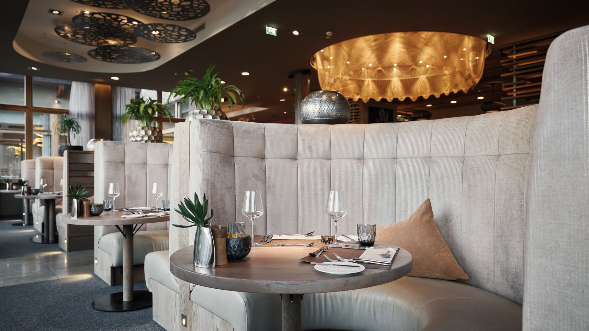 Gemütliche runde Sitzgruppe in einem modernen Restaurant mit gedecktem Tisch