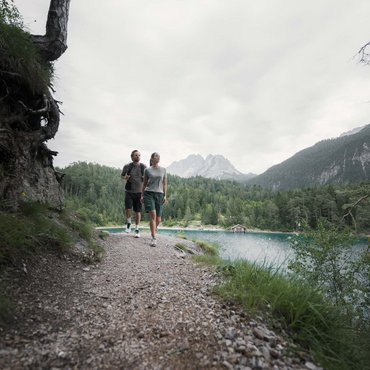 Ein Hotel mit Pool in Tirol – und zwei Badeseen