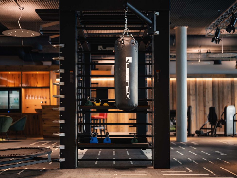 Helle Fitnessstudio mit Boxsack und Kettlebells