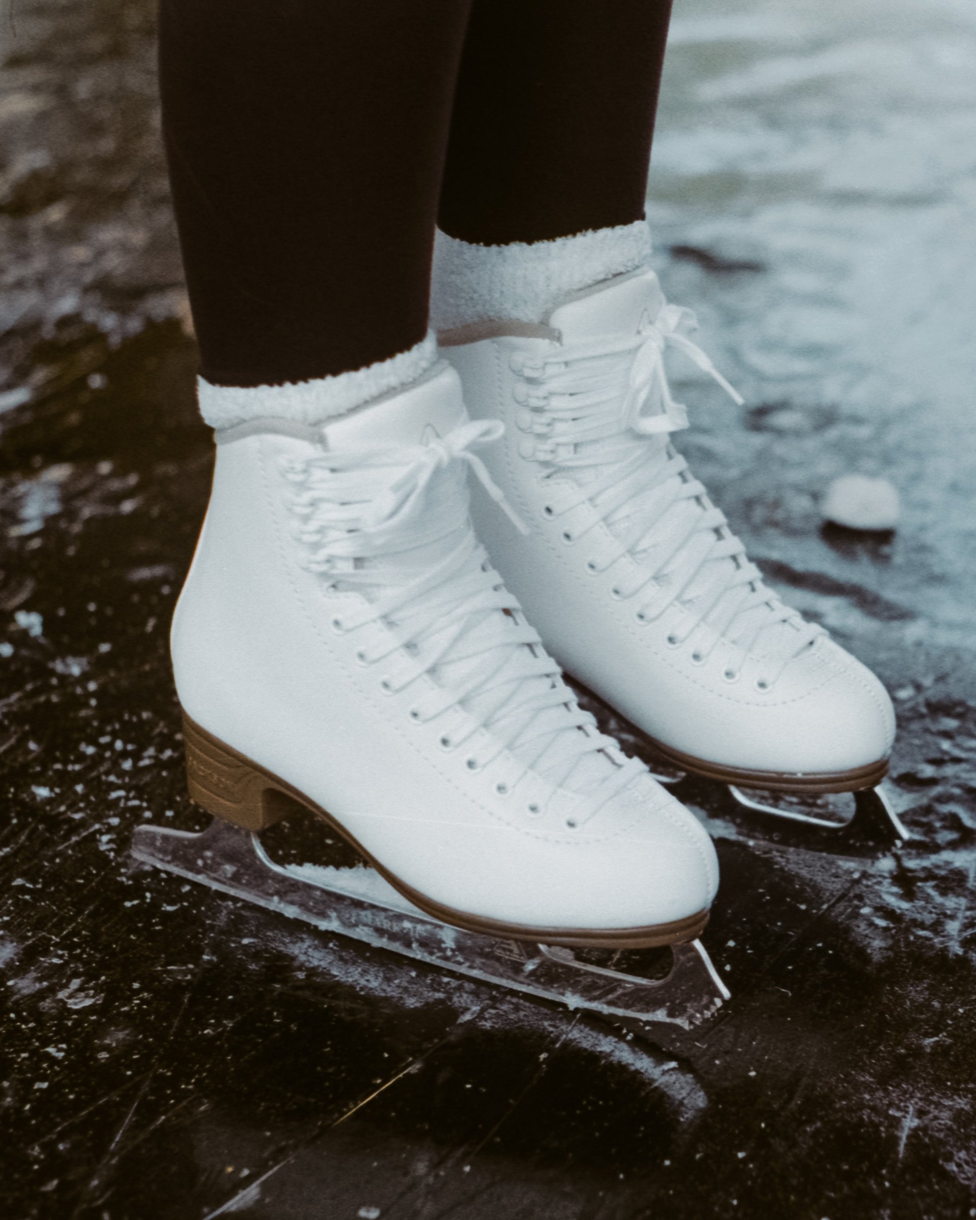 Weißer eislaufschuhe auf eisfläche