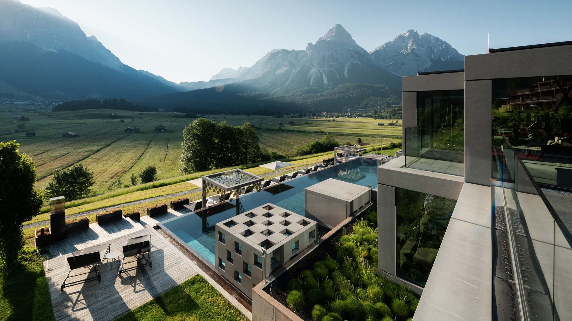 Moderner Poolbereich mit Bergblick und Sonnenterrasse
