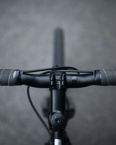 Wellness und Luxus: Ihr Hotel in Tirol Fahrradlenker mit schwarzem Griffband aus der Vogelperspektive