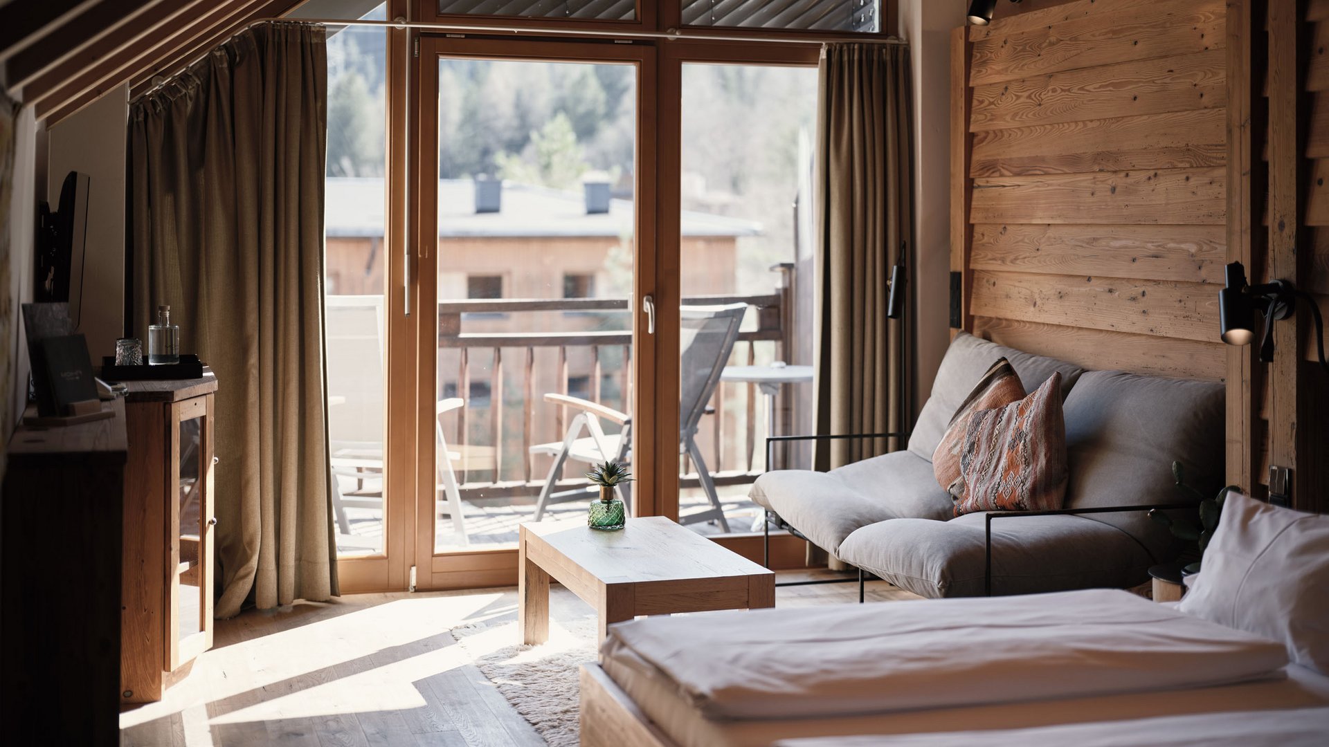 Gemütliches Holz-Schlafzimmer mit Balkon und Sofa