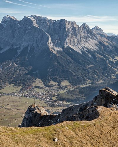Wandern in und rund um Lermoos Blick auf Berggipfel mit zwei Wanderern und Tal im Hintergrund