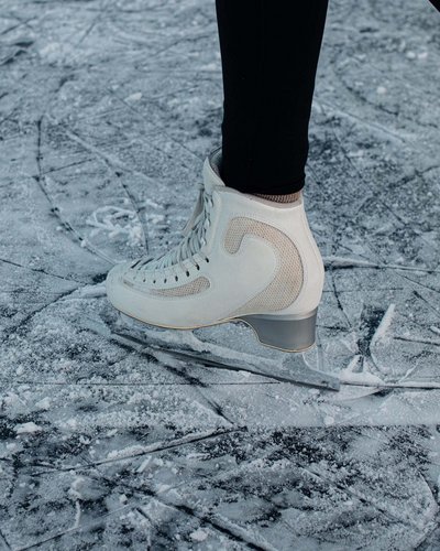 Wellness und Luxus: Ihr Hotel in Tirol Beine mit weißen Schlittschuhen auf kratzigem Eis