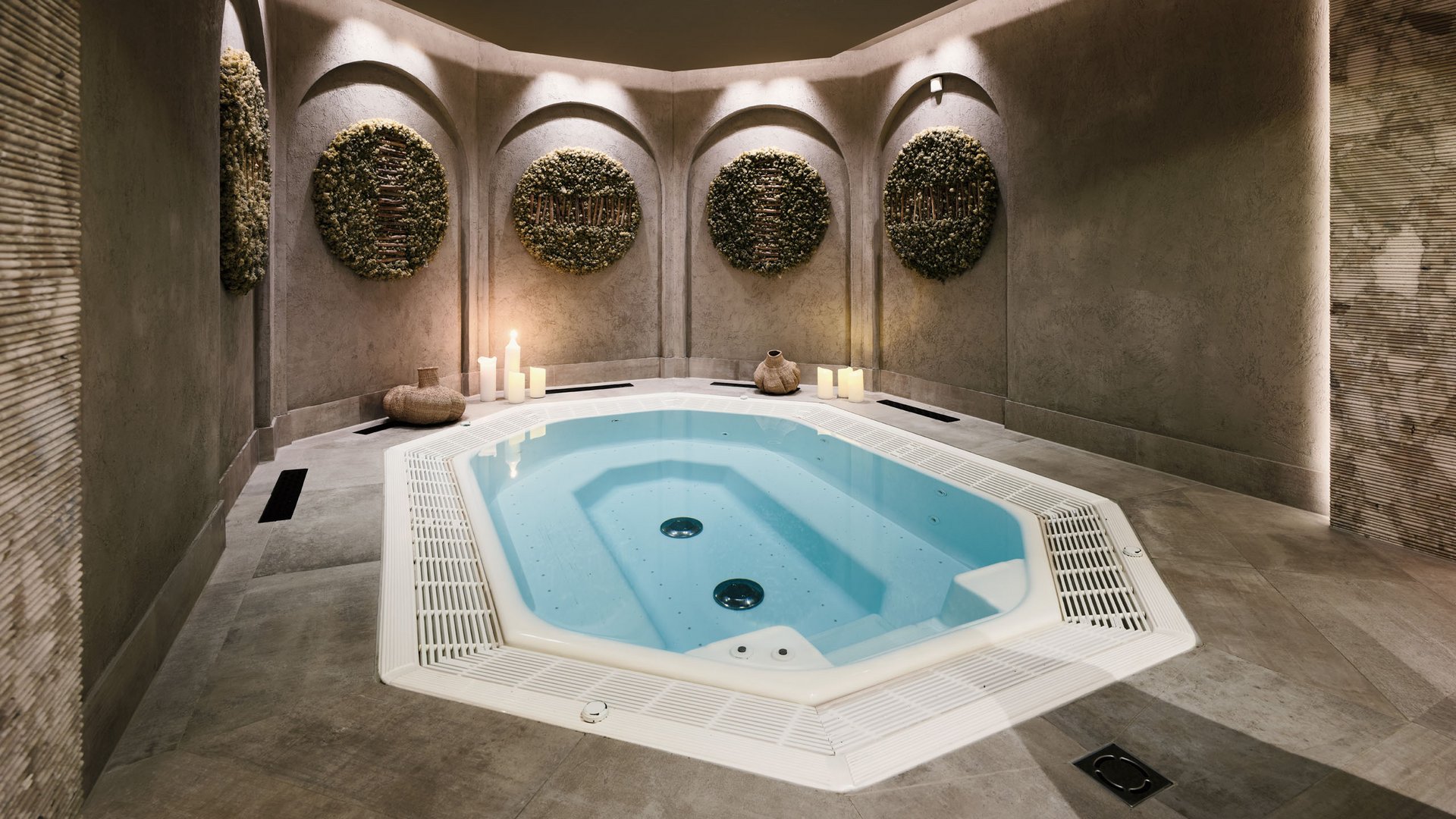 Moderner Spa-Bereich mit beleuchtetem Whirlpool und Kerzen