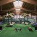 Innenansicht einer Sporthalle mit Tischtennis, Tischkicker und Sitzbereich