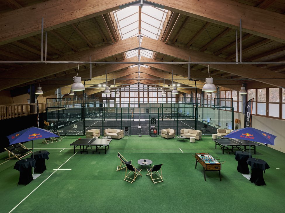 Innenansicht einer Sporthalle mit Tischtennis, Tischkicker und Sitzbereich