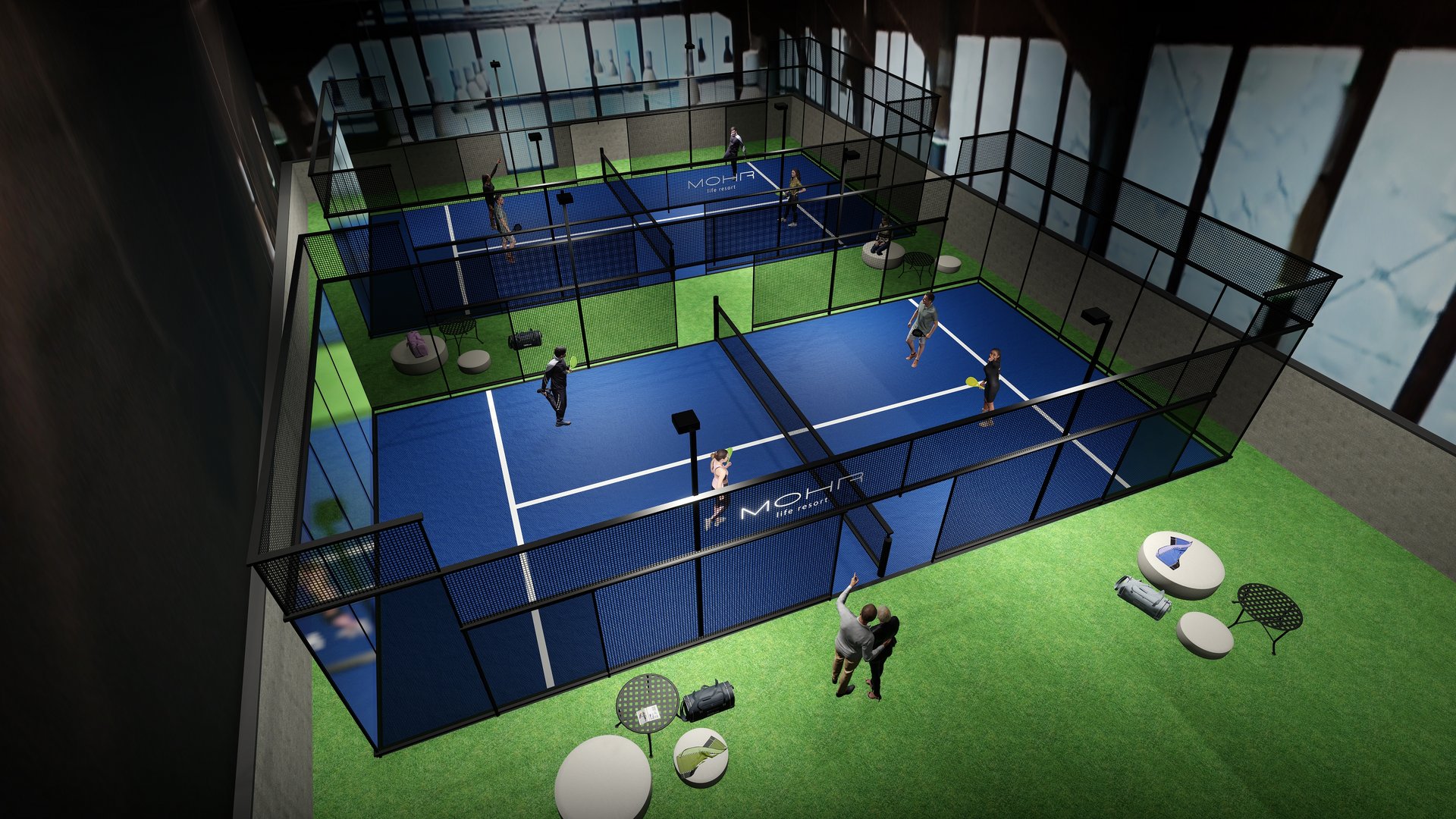Indoor-Padel-Tennisplätze mit Spielern und Sitzbereich auf grünem Teppich