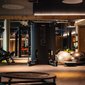 Fitnessstudio mit Trainingsgeräten, Gymnastikbällen und Trainingsbank